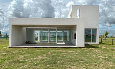 Casa de diseño con 4 dormitorios y pileta en el mejor terreno del country