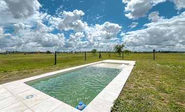 Casa de diseño con 4 dormitorios y pileta en el mejor terreno del country