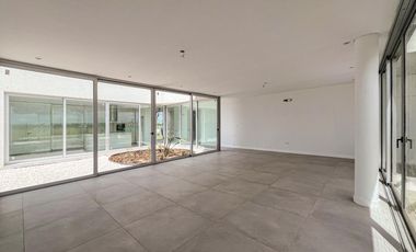 Casa de diseño con 4 dormitorios y pileta en el mejor terreno del country