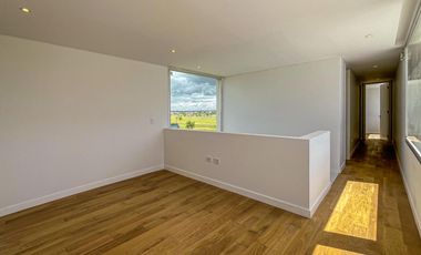 Casa de diseño con 4 dormitorios y pileta en el mejor terreno del country