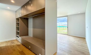 Casa de diseño con 4 dormitorios y pileta en el mejor terreno del country