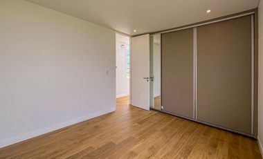 Casa de diseño con 4 dormitorios y pileta en el mejor terreno del country