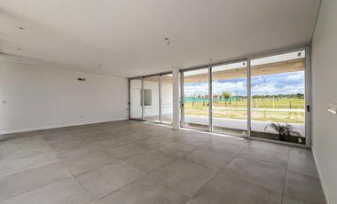 Casa de diseño con 4 dormitorios y pileta en el mejor terreno del country
