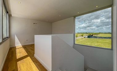 Casa de diseño con 4 dormitorios y pileta en el mejor terreno del country
