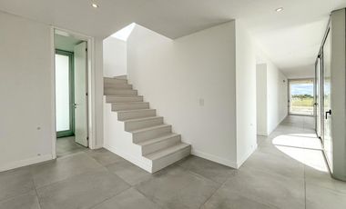 Casa de diseño con 4 dormitorios y pileta en el mejor terreno del country