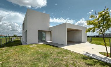 Casa de diseño con 4 dormitorios y pileta en el mejor terreno del country