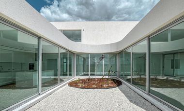 Casa de diseño con 4 dormitorios y pileta en el mejor terreno del country