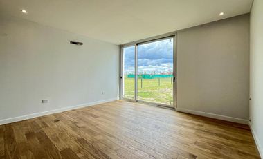 Casa de diseño con 4 dormitorios y pileta en el mejor terreno del country