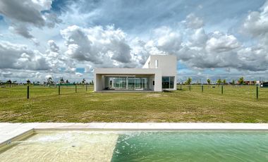 Casa de diseño con 4 dormitorios y pileta en el mejor terreno del country