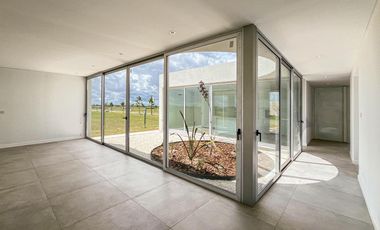 Casa de diseño con 4 dormitorios y pileta en el mejor terreno del country