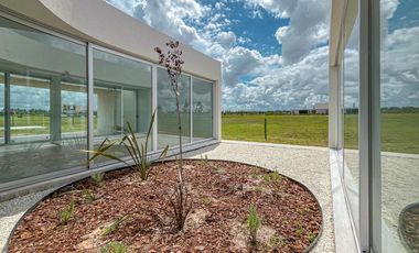 Casa de diseño con 4 dormitorios y pileta en el mejor terreno del country