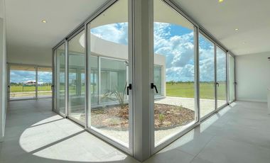 Casa de diseño con 4 dormitorios y pileta en el mejor terreno del country