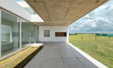 Casa de diseño con 4 dormitorios y pileta en el mejor terreno del country
