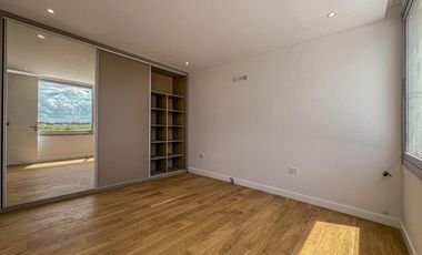 Casa de diseño con 4 dormitorios y pileta en el mejor terreno del country