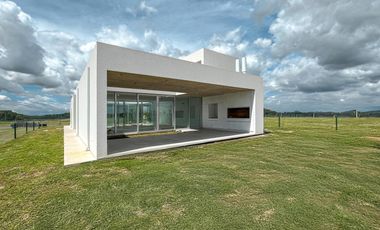 Casa de diseño con 4 dormitorios y pileta en el mejor terreno del country