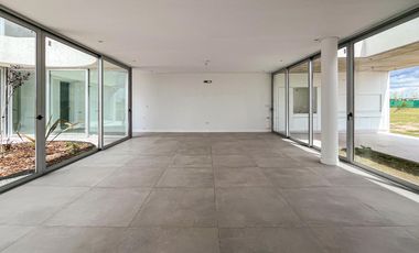 Casa de diseño con 4 dormitorios y pileta en el mejor terreno del country