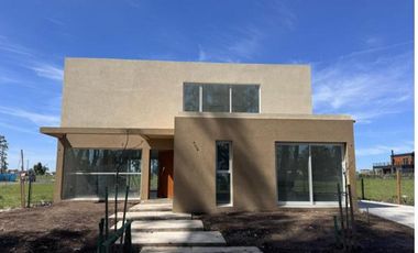 Casa 4 Habitaciones en Santa Guadalupe, Pilar del este