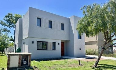 Casa 4 Habitaciones en Santa Guadalupe, Pilar del este