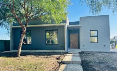 Casa 4 Habitaciones en Santa Guadalupe, Pilar del este