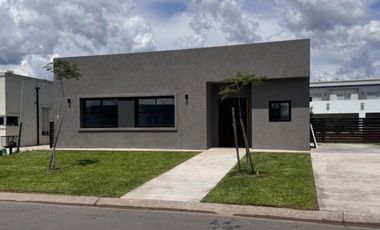 Casa 4 Habitaciones en Santa Guadalupe, Pilar del este