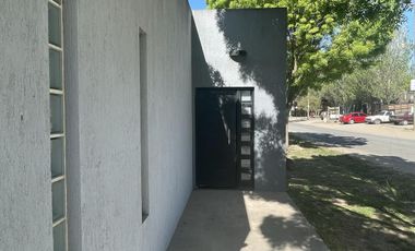 Casa en Venta- Parque Sicardi. 2 dormitorios, garaje, parrilla, parque, 659 esquina 13