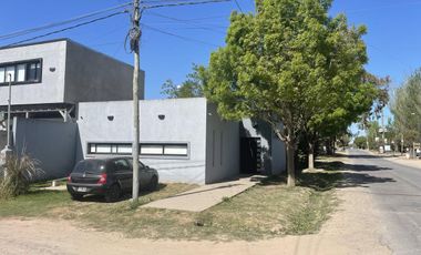 Casa en Venta- Parque Sicardi. 2 dormitorios, garaje, parrilla, parque, 659 esquina 13