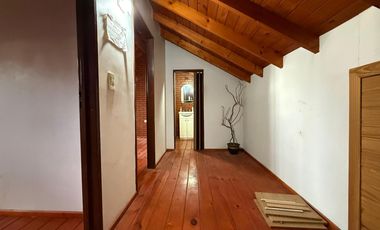 Casa cinco ambientes cocheras y jardin en venta en Wilde