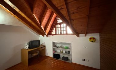 Casa cinco ambientes cocheras y jardin en venta en Wilde