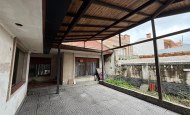 Casa cinco ambientes cocheras y jardin en venta en Wilde