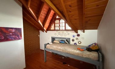 Casa cinco ambientes cocheras y jardin en venta en Wilde