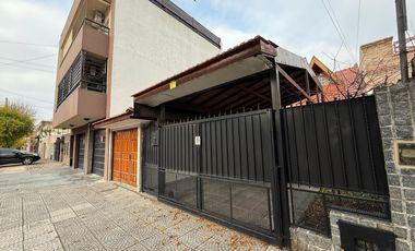 Casa cinco ambientes cocheras y jardin en venta en Wilde