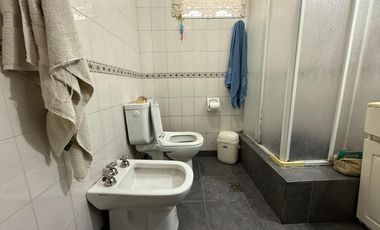 Casa cinco ambientes cocheras y jardin en venta en Wilde