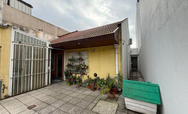 Casa cinco ambientes cocheras y jardin en venta en Wilde