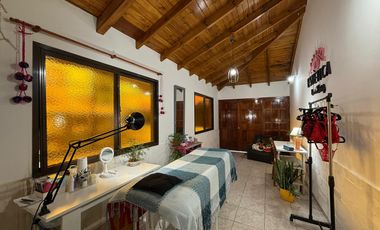 Casa cinco ambientes cocheras y jardin en venta en Wilde