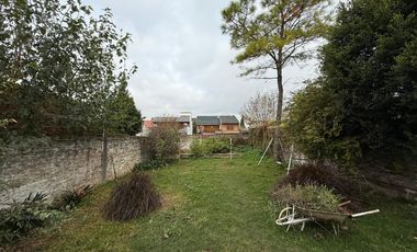 Casa cinco ambientes cocheras y jardin en venta en Wilde