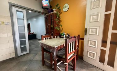 Casa cinco ambientes cocheras y jardin en venta en Wilde