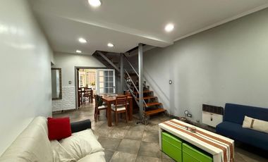 Casa cinco ambientes cocheras y jardin en venta en Wilde