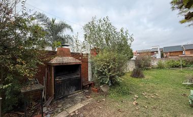 Casa cinco ambientes cocheras y jardin en venta en Wilde