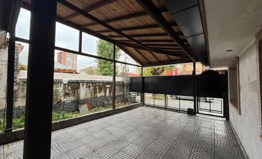 Casa cinco ambientes cocheras y jardin en venta en Wilde