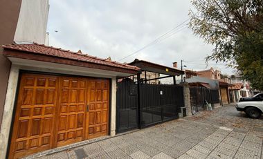 Casa cinco ambientes cocheras y jardin en venta en Wilde