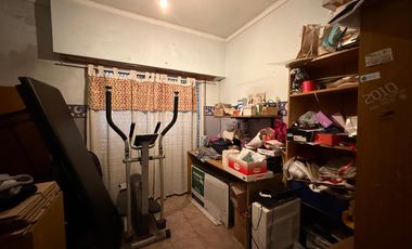 Casa cinco ambientes cocheras y jardin en venta en Wilde