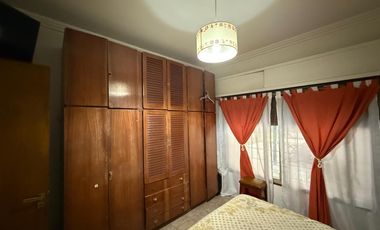 Casa cinco ambientes cocheras y jardin en venta en Wilde