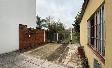 Casa cinco ambientes cocheras y jardin en venta en Wilde