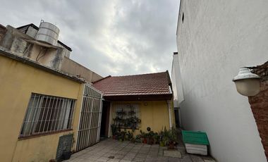 Casa cinco ambientes cocheras y jardin en venta en Wilde