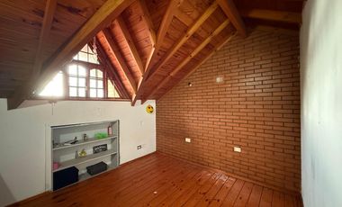 Casa cinco ambientes cocheras y jardin en venta en Wilde