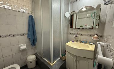 Casa cinco ambientes cocheras y jardin en venta en Wilde