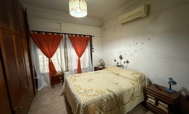 Casa cinco ambientes cocheras y jardin en venta en Wilde