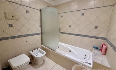 CASA VENTA 5 AMBIENTES OLIVOS JARDÍN PILETA