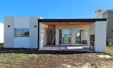 Casa a estrenar - San Ramiro - Pilar del Este - 4 Ambientes - Parrilla-venta