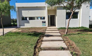 Casa a estrenar - San Ramiro - Pilar del Este - 4 Ambientes - Parrilla-venta